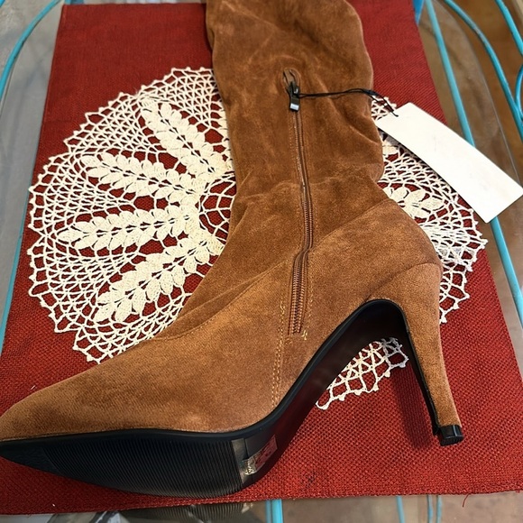 NWT over the knee high boot with zip side. Size 40 or 9 - Picture 3 of 9
